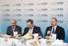 Prezident İlham Əliyev Münhen Təhlükəsizlik Konfransı çərçivəsində enerji siyasətinə dair "dəyirmi masa"da iştirak edib (FOTO)