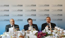 Prezident İlham Əliyev Münhen Təhlükəsizlik Konfransı çərçivəsində enerji siyasətinə dair "dəyirmi masa"da iştirak edib (FOTO)