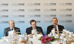 Prezident İlham Əliyev Münhen Təhlükəsizlik Konfransı çərçivəsində enerji siyasətinə dair "dəyirmi masa"da iştirak edib (FOTO)