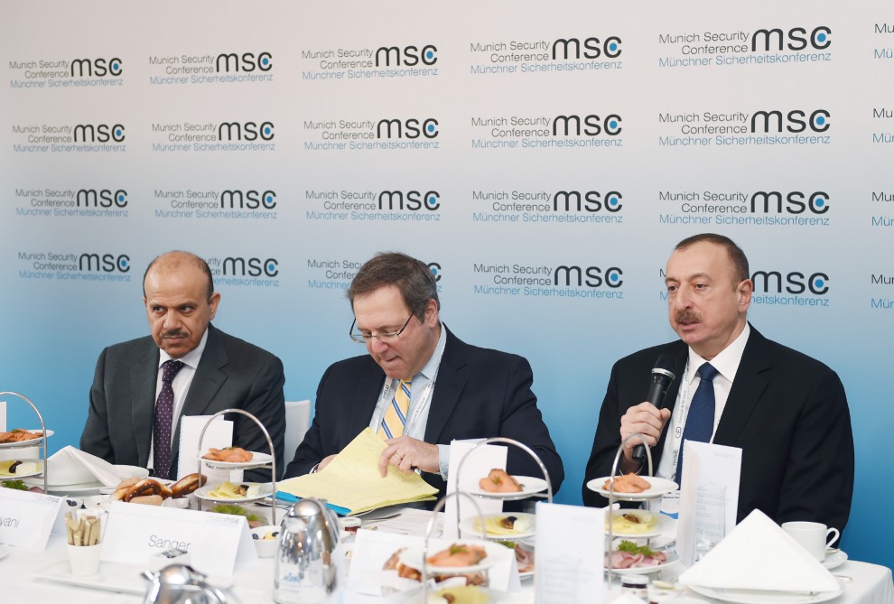 Prezident İlham Əliyev Münhen Təhlükəsizlik Konfransı çərçivəsində enerji siyasətinə dair "dəyirmi masa"da iştirak edib (FOTO)