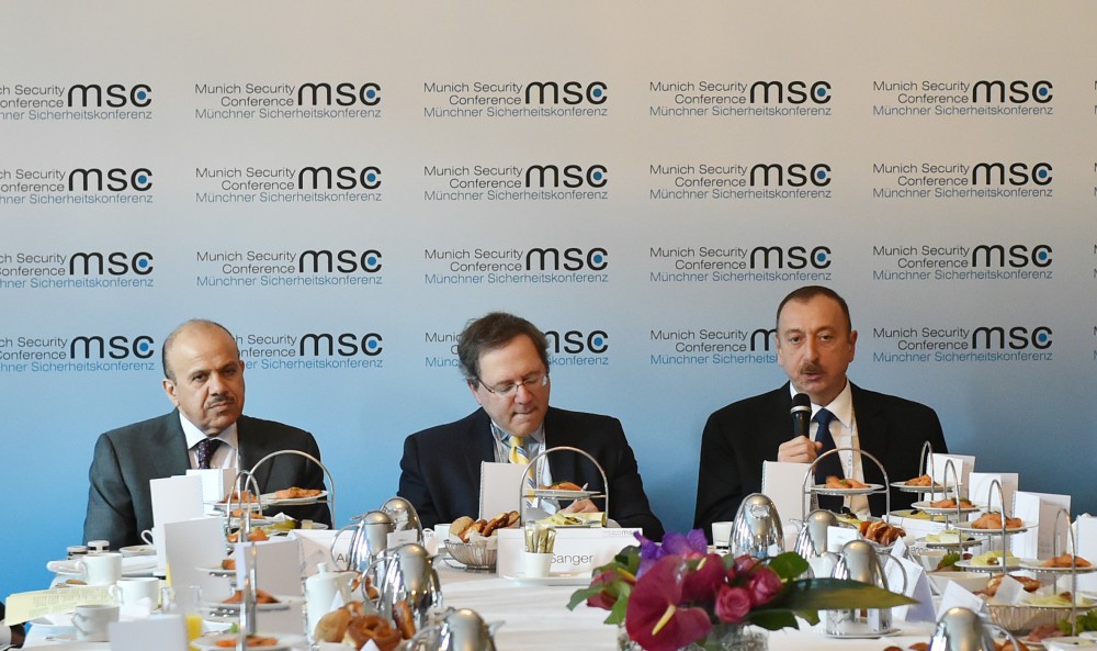 Prezident İlham Əliyev Münhen Təhlükəsizlik Konfransı çərçivəsində enerji siyasətinə dair "dəyirmi masa"da iştirak edib (FOTO)