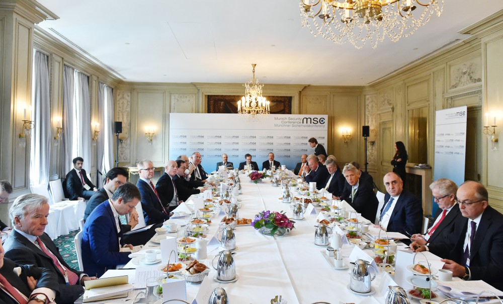 Prezident İlham Əliyev Münhen Təhlükəsizlik Konfransı çərçivəsində enerji siyasətinə dair "dəyirmi masa"da iştirak edib (FOTO)