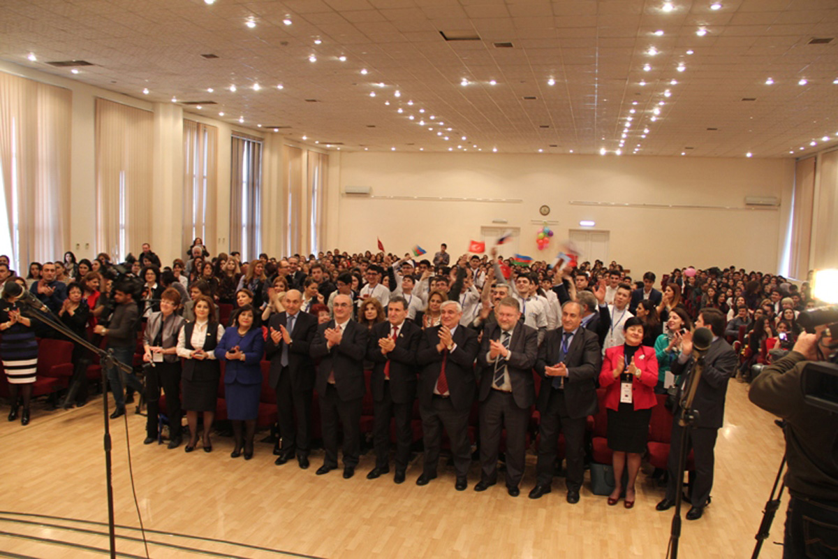 Rusiya, Türkiyə və Azərbaycan məktəbliləri Bakıda qardaşlaşdılar (FOTO)