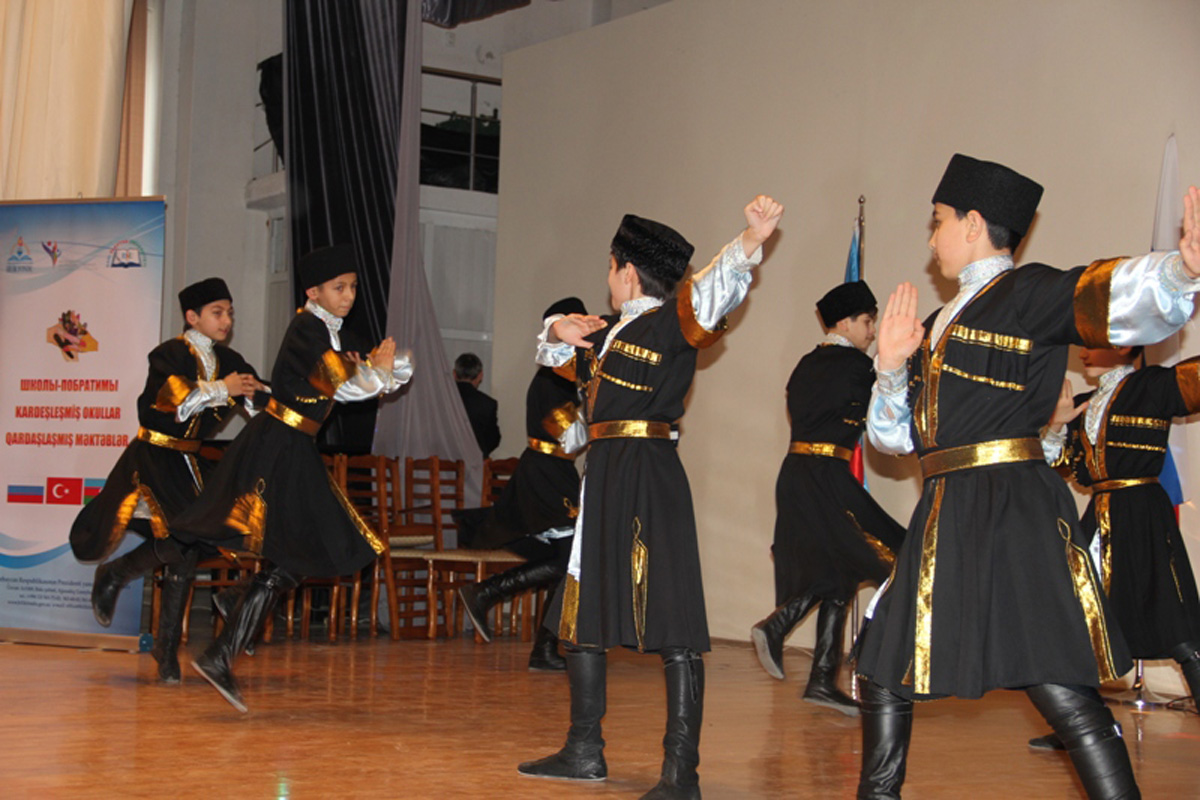 Rusiya, Türkiyə və Azərbaycan məktəbliləri Bakıda qardaşlaşdılar (FOTO)