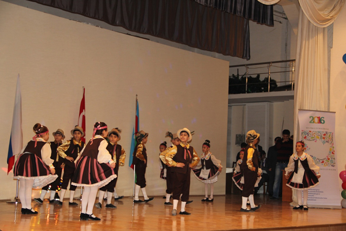 Rusiya, Türkiyə və Azərbaycan məktəbliləri Bakıda qardaşlaşdılar (FOTO)