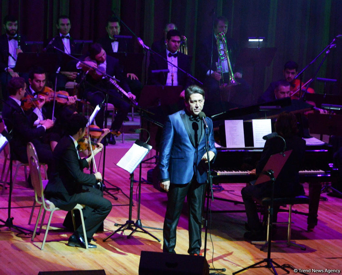 Emre Kınayın konsert proqramından unudulmaz anlar (FOTO)