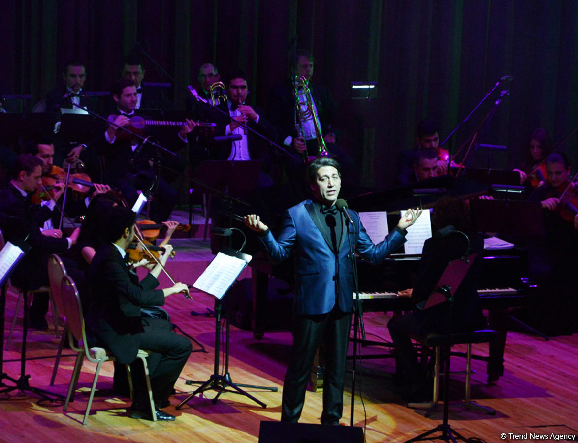 Emre Kınayın konsert proqramından unudulmaz anlar (FOTO)