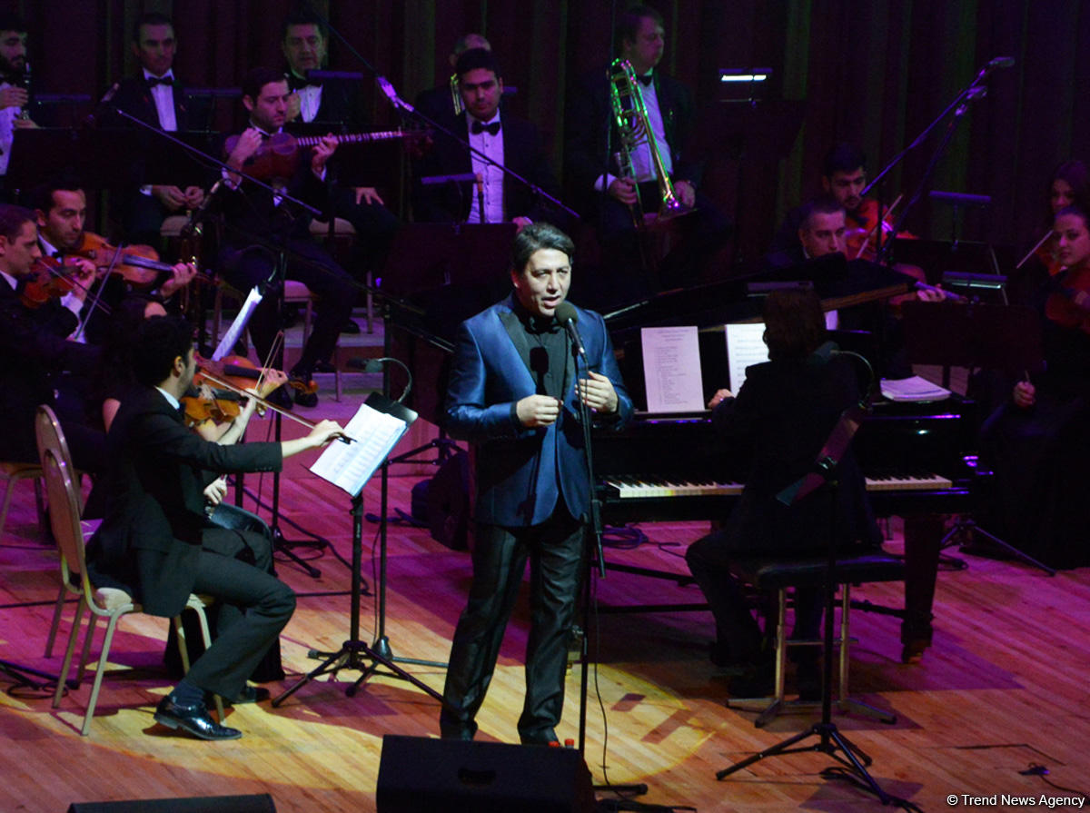 Emre Kınayın konsert proqramından unudulmaz anlar (FOTO)
