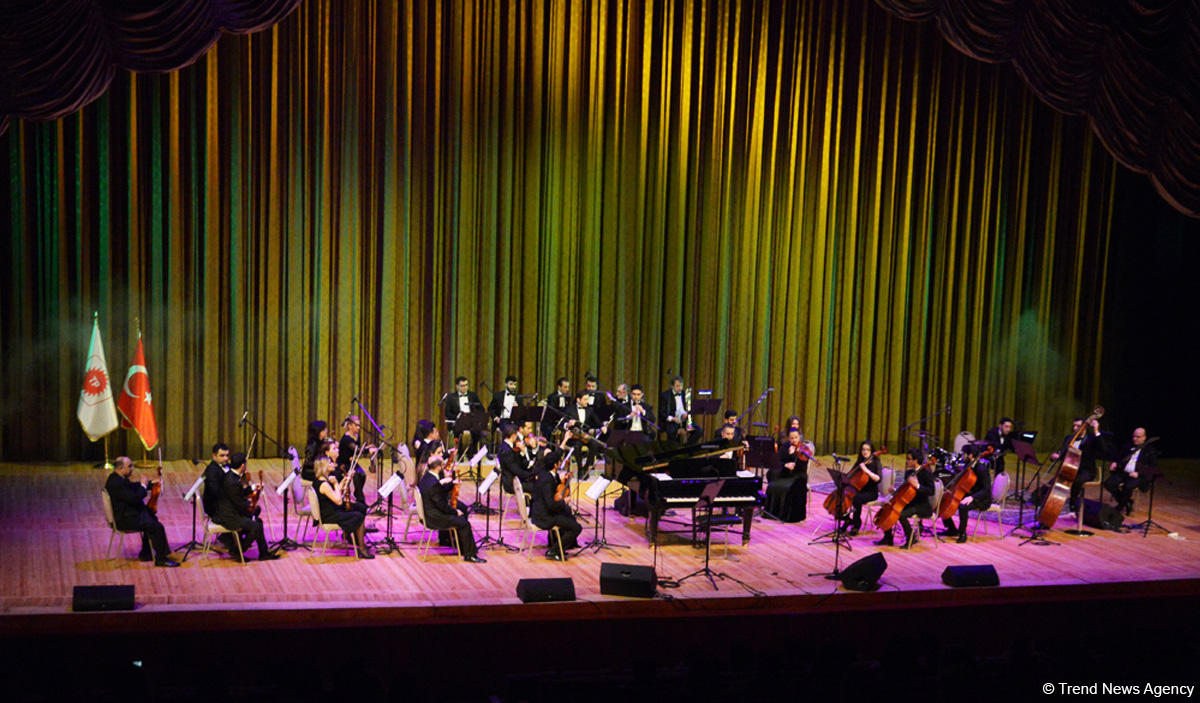 Emre Kınayın konsert proqramından unudulmaz anlar (FOTO)