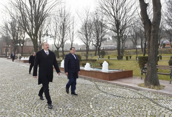 İlham Əliyev Tovuzda Heydər Əliyev Parkında aparılan yenidənqurma işləri ilə tanış olub (FOTO)