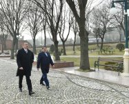 İlham Əliyev Tovuzda Heydər Əliyev Parkında aparılan yenidənqurma işləri ilə tanış olub (FOTO)