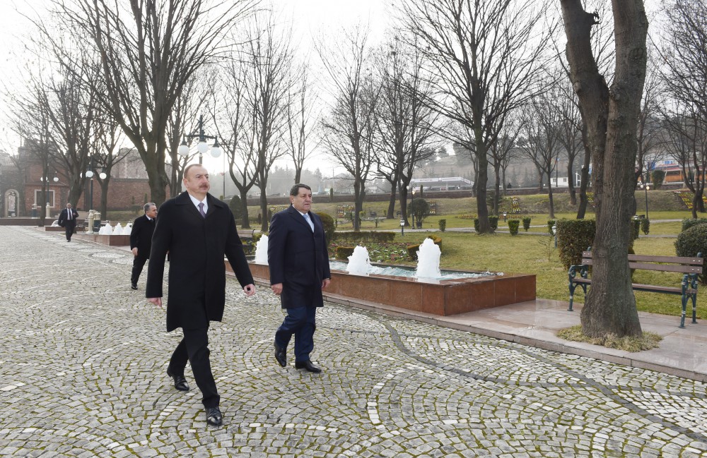 İlham Əliyev Tovuzda Heydər Əliyev Parkında aparılan yenidənqurma işləri ilə tanış olub (FOTO)