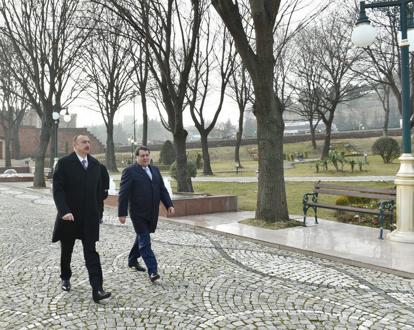 İlham Əliyev Tovuzda Heydər Əliyev Parkında aparılan yenidənqurma işləri ilə tanış olub (FOTO)