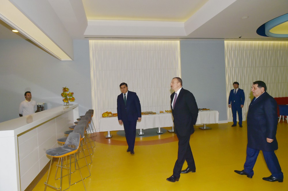 İlham Əliyev Tovuzda Heydər Əliyev Parkında aparılan yenidənqurma işləri ilə tanış olub (FOTO)