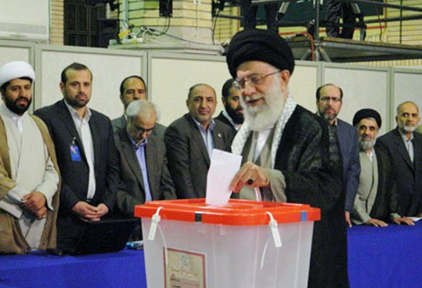 İranın ali lideri seçkilərdə ilk səs verənlərdən olub