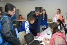 Müxtəlif ölkələrin nümayəndə heyətləri Bakıda idman gimnastikası üzrə Dünya Kuboku üçün akkreditasiyadan keçirlər (FOTO)