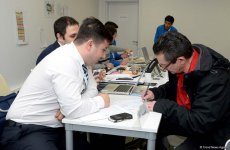 Müxtəlif ölkələrin nümayəndə heyətləri Bakıda idman gimnastikası üzrə Dünya Kuboku üçün akkreditasiyadan keçirlər (FOTO)