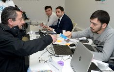 Müxtəlif ölkələrin nümayəndə heyətləri Bakıda idman gimnastikası üzrə Dünya Kuboku üçün akkreditasiyadan keçirlər (FOTO)