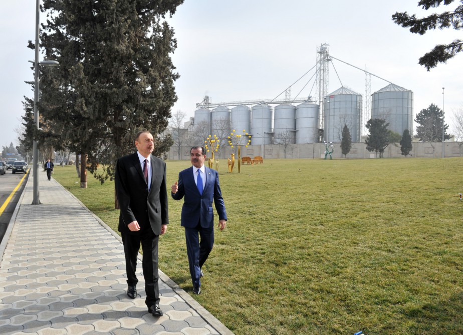 İlham Əliyev "Gəncə - 2016-cı il Avropa Gənclər paytaxtı" parkında yaradılan şəraitlə tanış olub (FOTO)