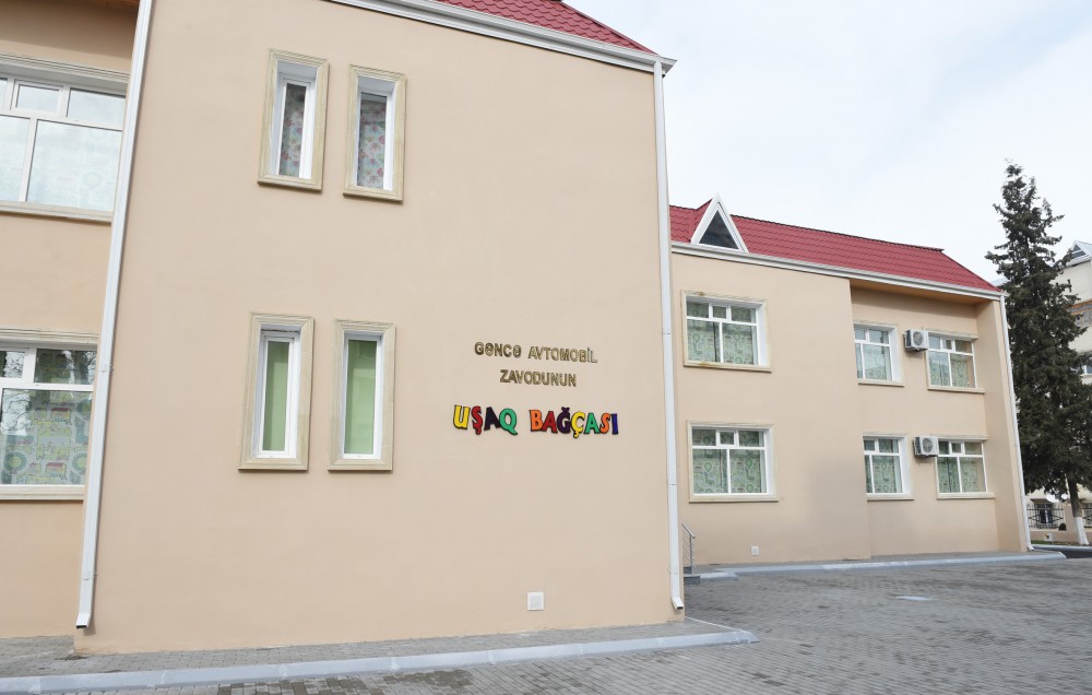 İlham Əliyev Gəncədə 240 yerlik körpələr evi-uşaq bağçasında əsaslı təmirdən sonra yaradılan şəraitlə tanış olub (FOTO)