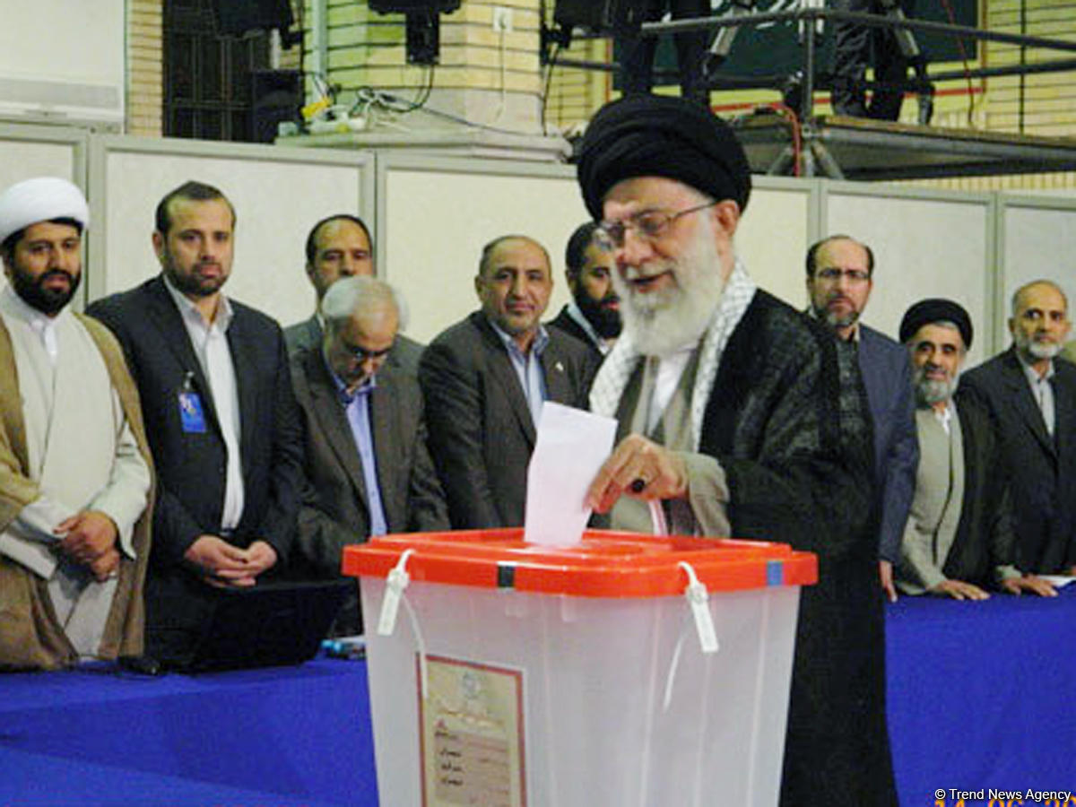İranın ali lideri seçkilərdə ilk səs verənlərdən olub