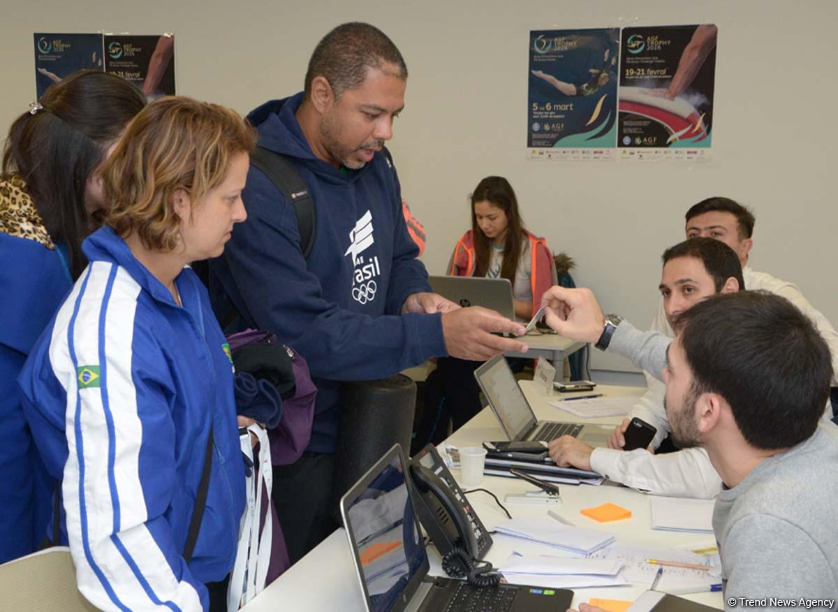 Müxtəlif ölkələrin nümayəndə heyətləri Bakıda idman gimnastikası üzrə Dünya Kuboku üçün akkreditasiyadan keçirlər (FOTO)