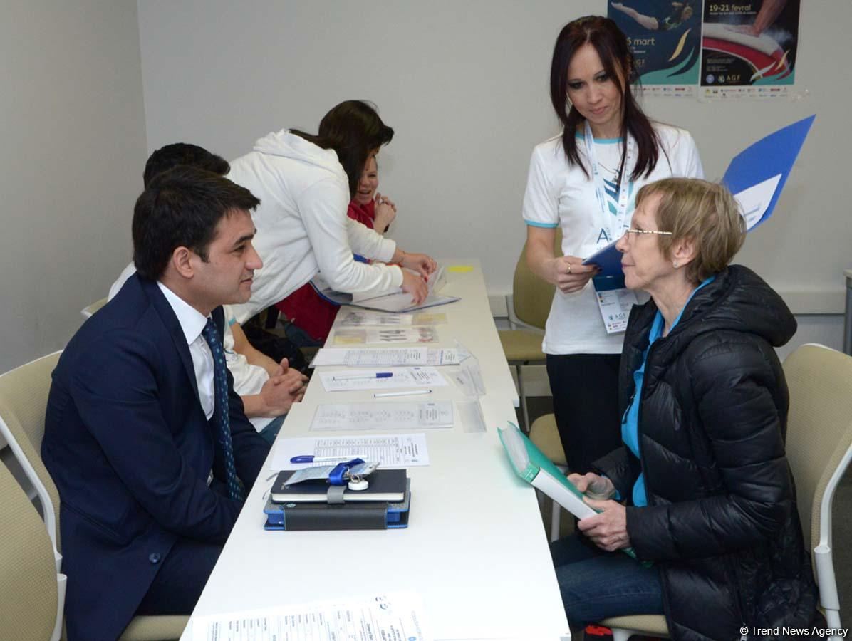 Müxtəlif ölkələrin nümayəndə heyətləri Bakıda idman gimnastikası üzrə Dünya Kuboku üçün akkreditasiyadan keçirlər (FOTO)