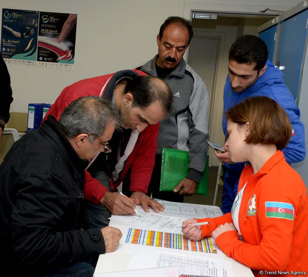 Müxtəlif ölkələrin nümayəndə heyətləri Bakıda idman gimnastikası üzrə Dünya Kuboku üçün akkreditasiyadan keçirlər (FOTO)