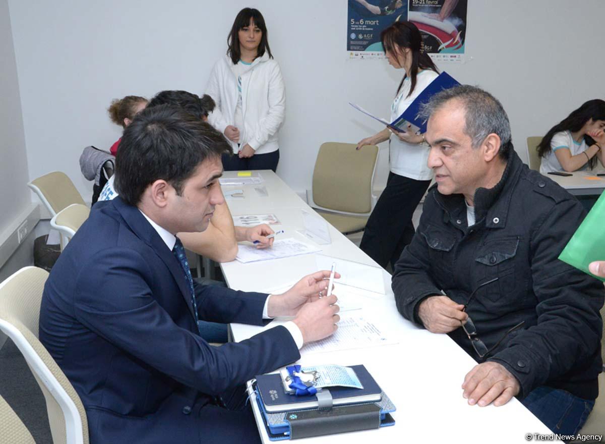Müxtəlif ölkələrin nümayəndə heyətləri Bakıda idman gimnastikası üzrə Dünya Kuboku üçün akkreditasiyadan keçirlər (FOTO)