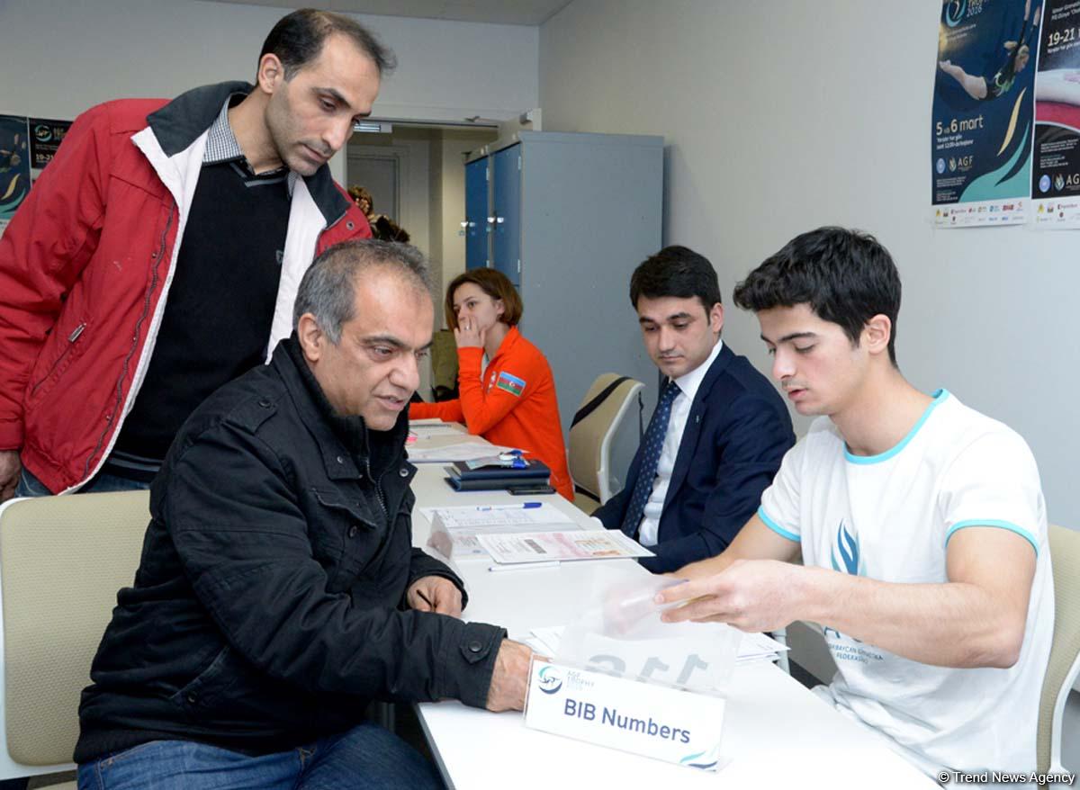 Müxtəlif ölkələrin nümayəndə heyətləri Bakıda idman gimnastikası üzrə Dünya Kuboku üçün akkreditasiyadan keçirlər (FOTO)