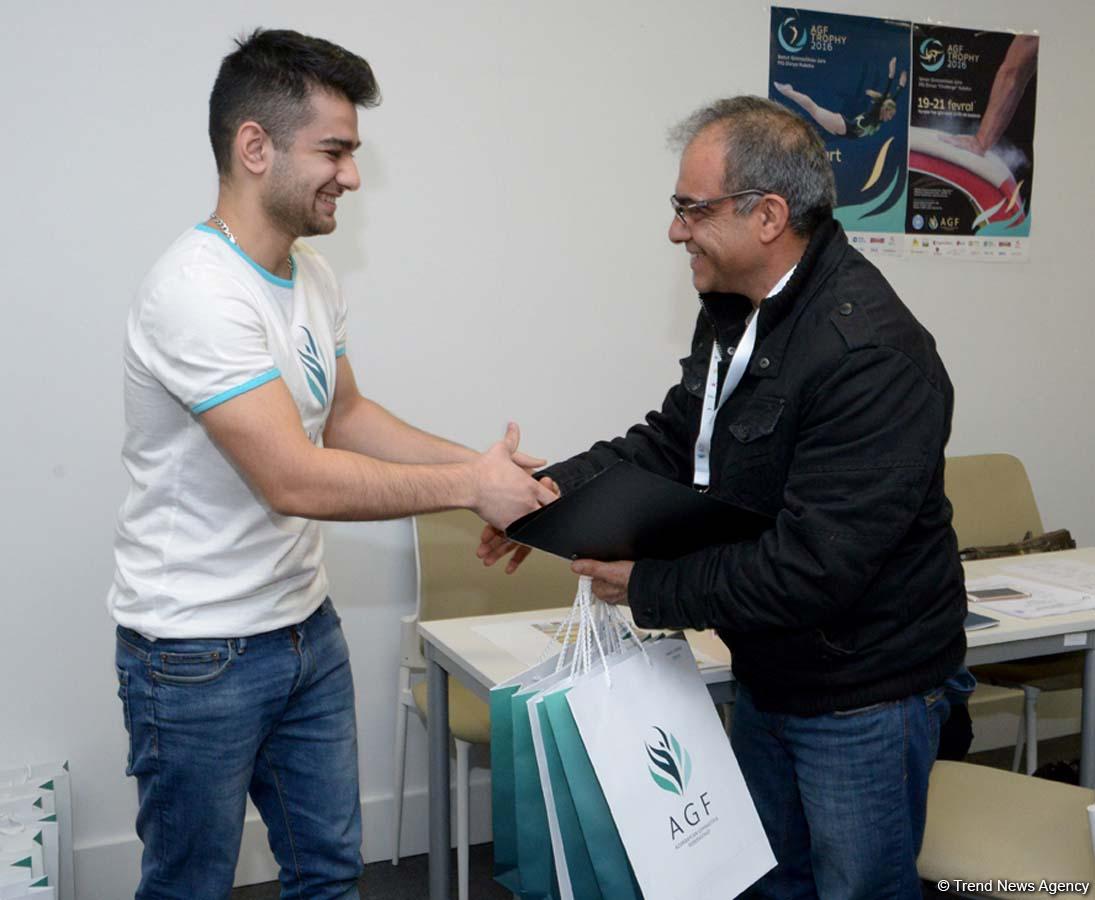 Müxtəlif ölkələrin nümayəndə heyətləri Bakıda idman gimnastikası üzrə Dünya Kuboku üçün akkreditasiyadan keçirlər (FOTO)