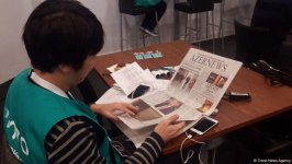İdman gimnastikası üzrə Dünya Kubokunda jurnalistlər və azarkeşlər Azərbaycan barədə "Azernews" qəzetindən öyrənirlər (FOTO)