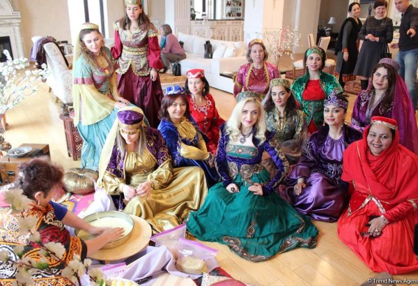 Səfirlərin xanımları milli geyimlərimizdə Novruza hazırlaşırlar (FOTO)