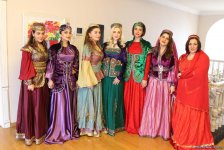 Səfirlərin xanımları milli geyimlərimizdə Novruza hazırlaşırlar (FOTO)