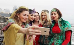 Səfirlərin xanımları milli geyimlərimizdə Novruza hazırlaşırlar (FOTO)