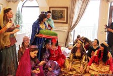 Səfirlərin xanımları milli geyimlərimizdə Novruza hazırlaşırlar (FOTO)