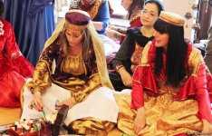 Səfirlərin xanımları milli geyimlərimizdə Novruza hazırlaşırlar (FOTO)
