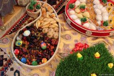 Səfirlərin xanımları milli geyimlərimizdə Novruza hazırlaşırlar (FOTO)