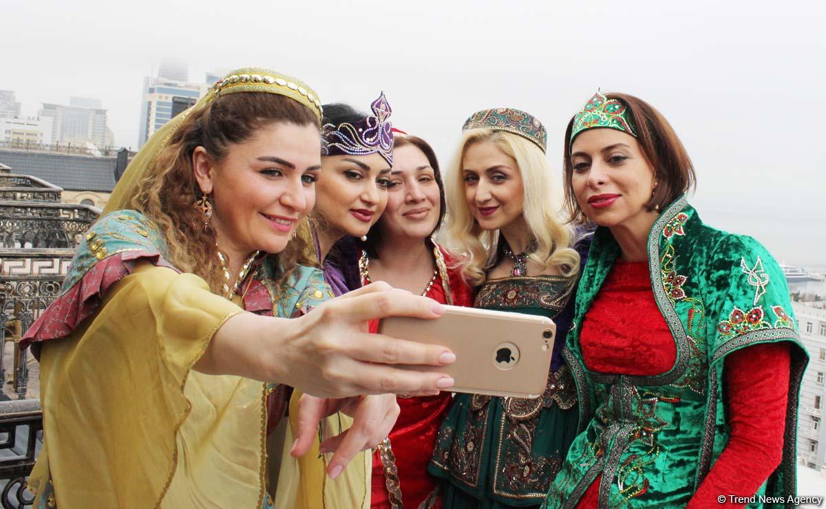 Səfirlərin xanımları milli geyimlərimizdə Novruza hazırlaşırlar (FOTO)