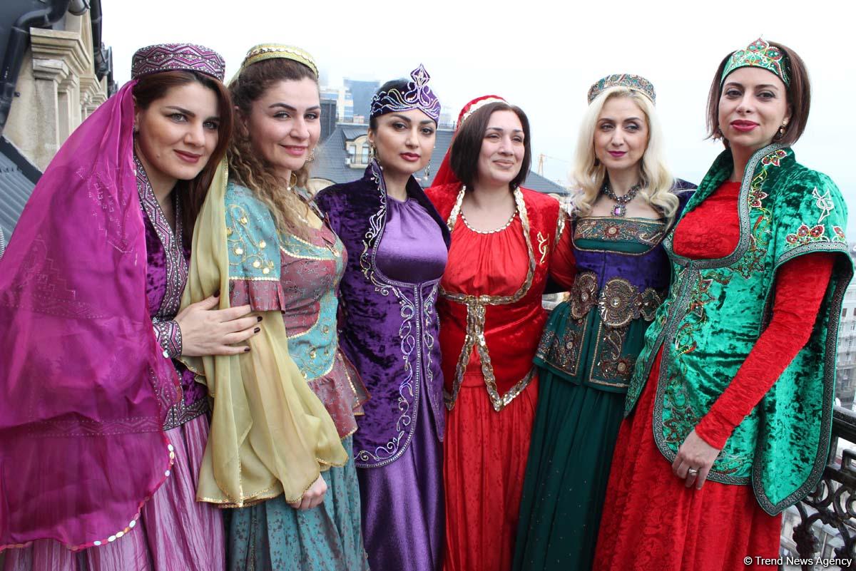 Səfirlərin xanımları milli geyimlərimizdə Novruza hazırlaşırlar (FOTO)