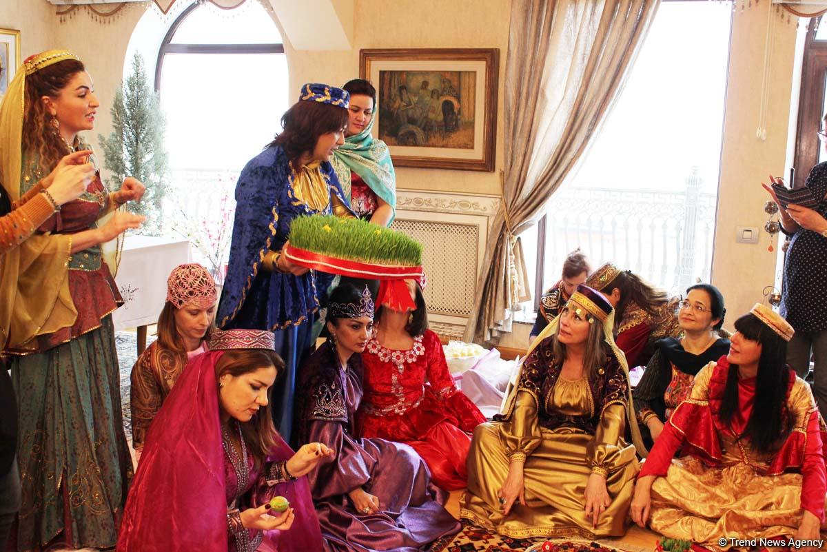 Səfirlərin xanımları milli geyimlərimizdə Novruza hazırlaşırlar (FOTO)