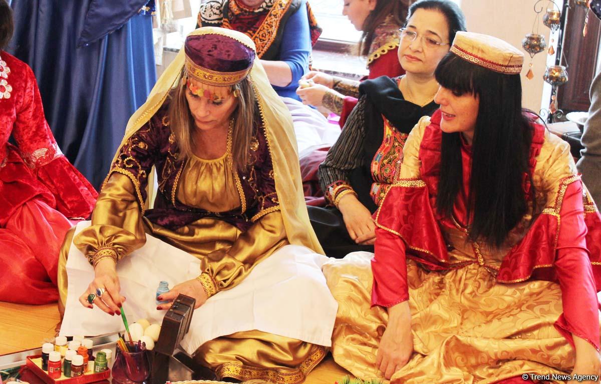 Səfirlərin xanımları milli geyimlərimizdə Novruza hazırlaşırlar (FOTO)