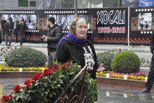 Azərbaycan ictimaiyyəti Xocalı soyqırımı qurbanlarının xatirəsini yad edir (FOTO)