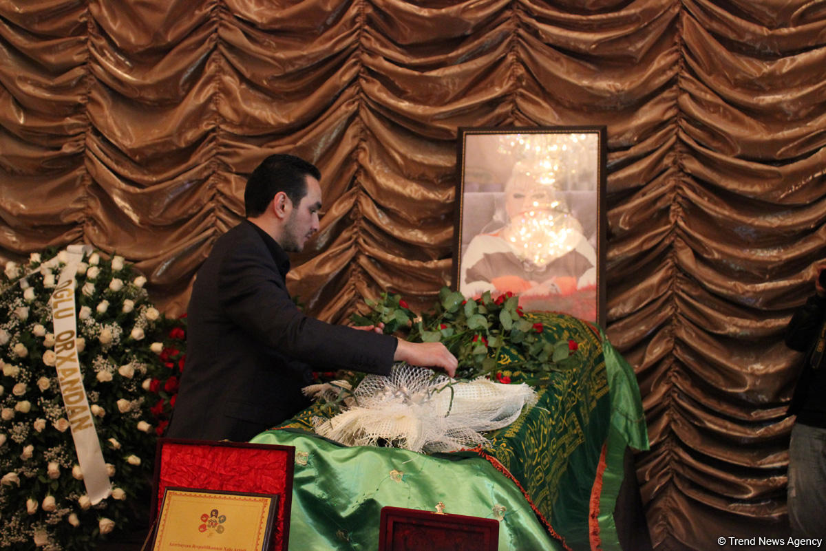 İlhamə Quliyevanı son mənzilə alqışlarla yola saldılar (FOTO)