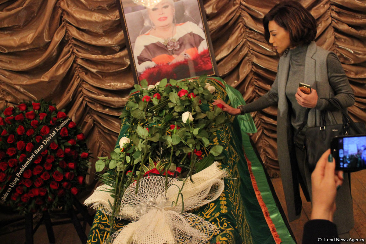 İlhamə Quliyevanı son mənzilə alqışlarla yola saldılar (FOTO)