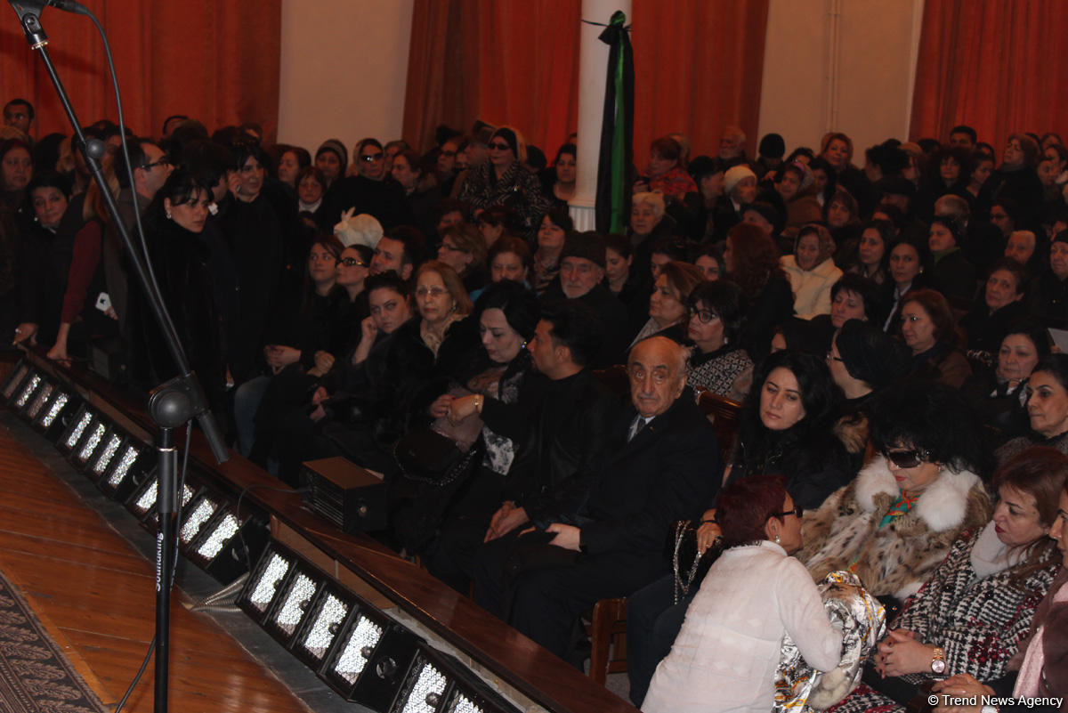 İlhamə Quliyevanı son mənzilə alqışlarla yola saldılar (FOTO)