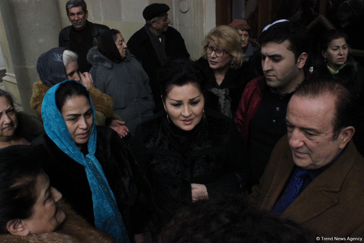 İlhamə Quliyevanı son mənzilə alqışlarla yola saldılar (FOTO)