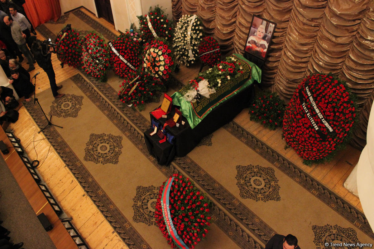 İlhamə Quliyevanı son mənzilə alqışlarla yola saldılar (FOTO)