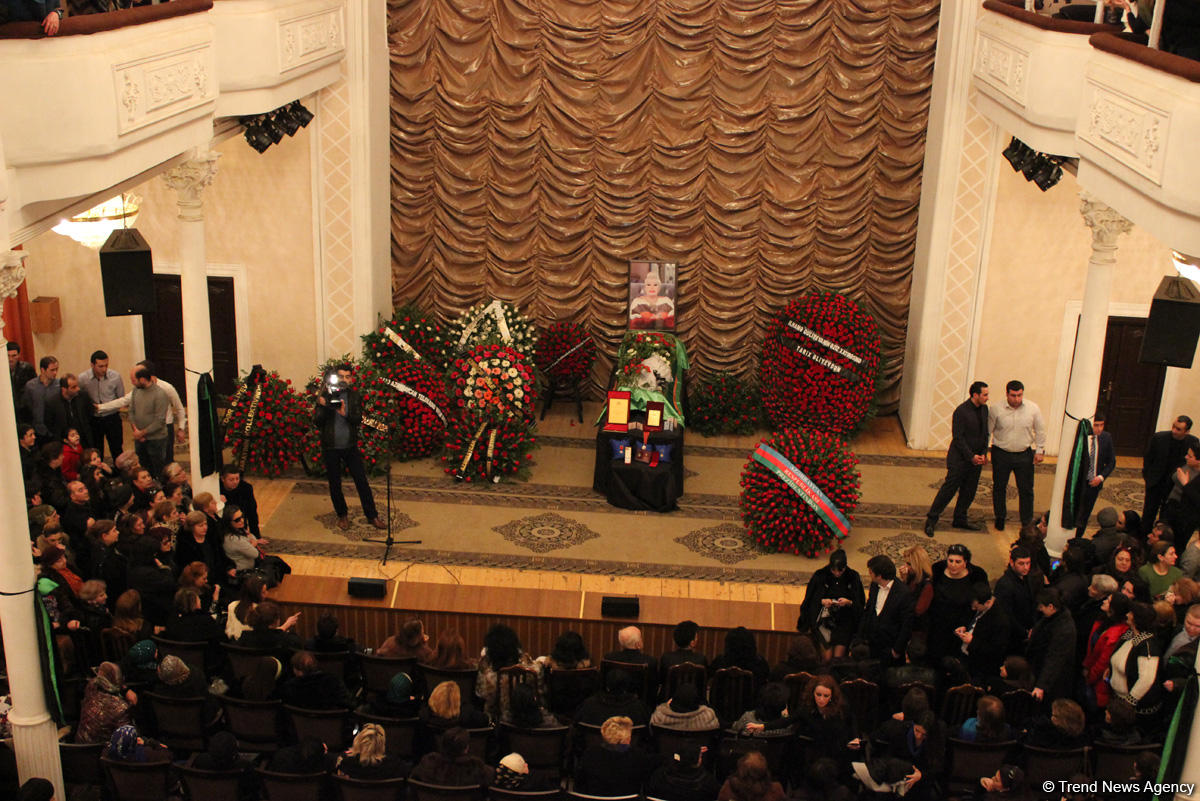 İlhamə Quliyevanı son mənzilə alqışlarla yola saldılar (FOTO)
