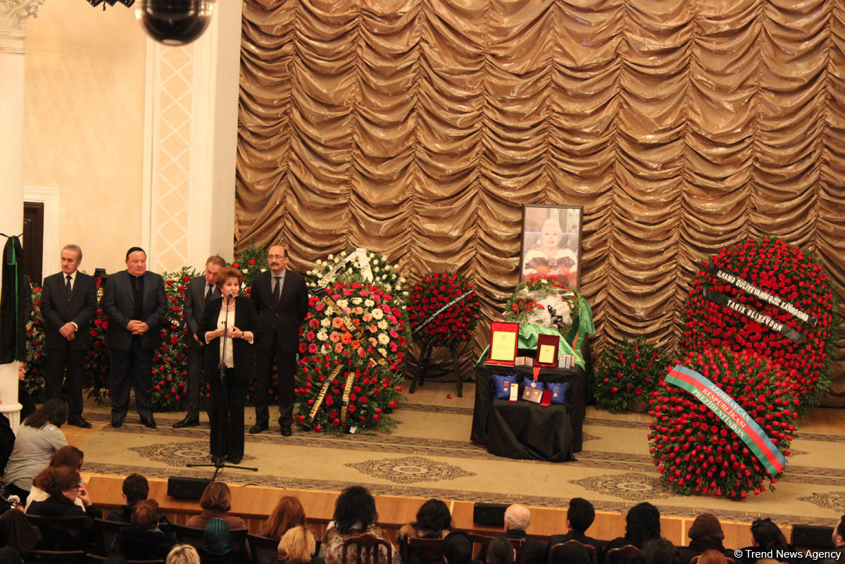 İlhamə Quliyevanı son mənzilə alqışlarla yola saldılar (FOTO)